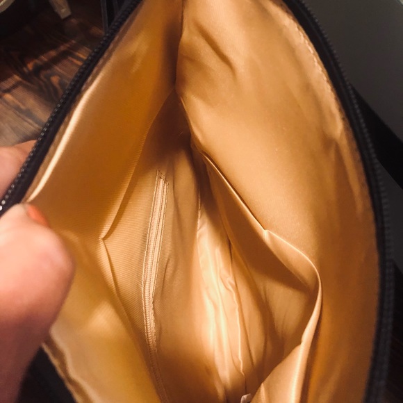 Beautiful Embroidered floral crossbody bag - Picture 3 of 5